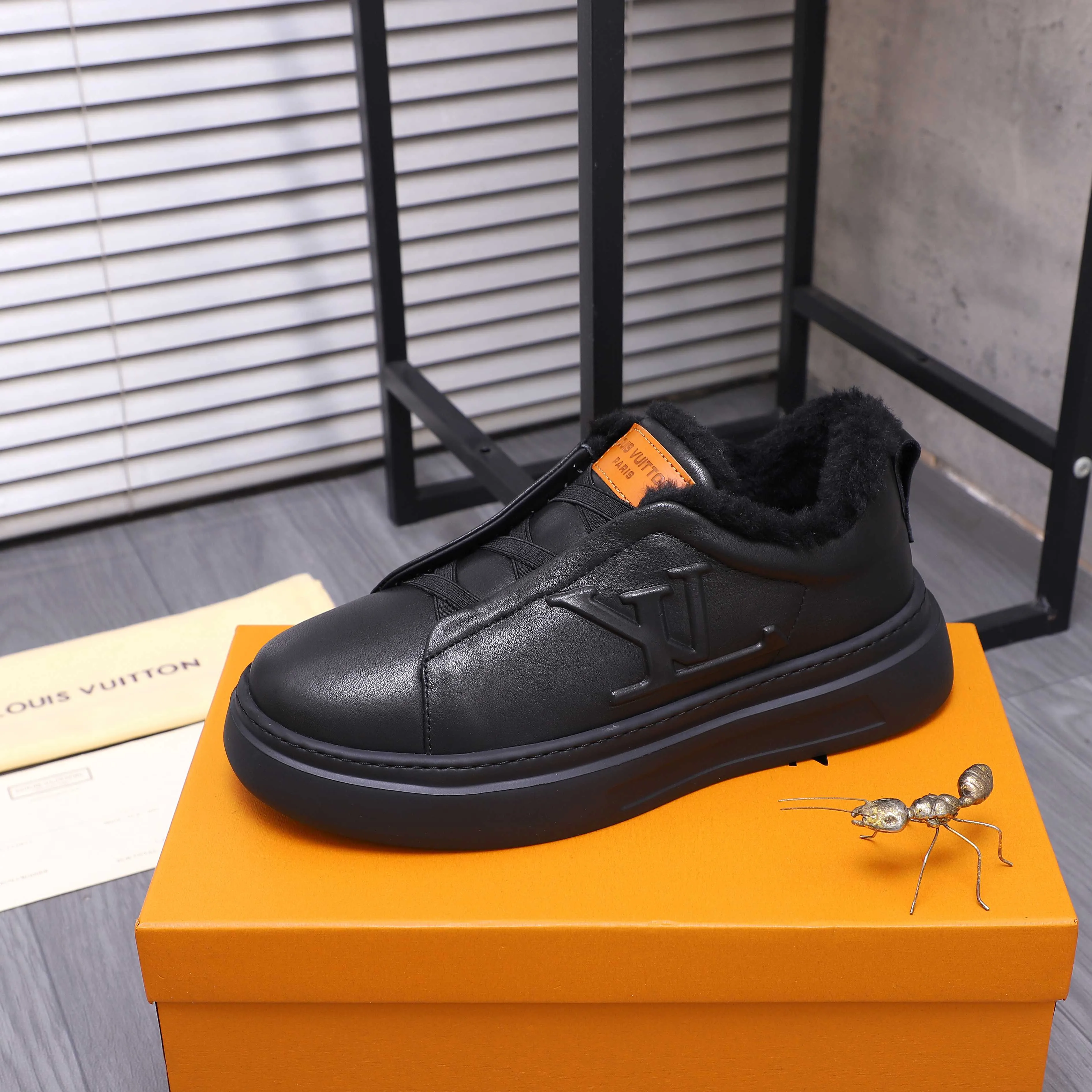 Men's shoes 💰p500 Product trademark: LV "Louis Vuitton Winter warm casual men's shoes Regular size: 38-44 Product materials: Selected high-quality cowhide upper, plush lining, rubber outsole